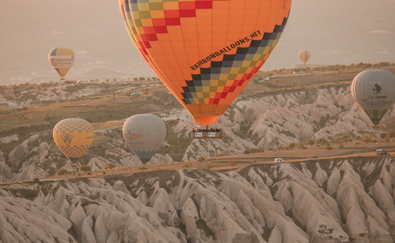 Solopgang med luftballoner over Cappadocia