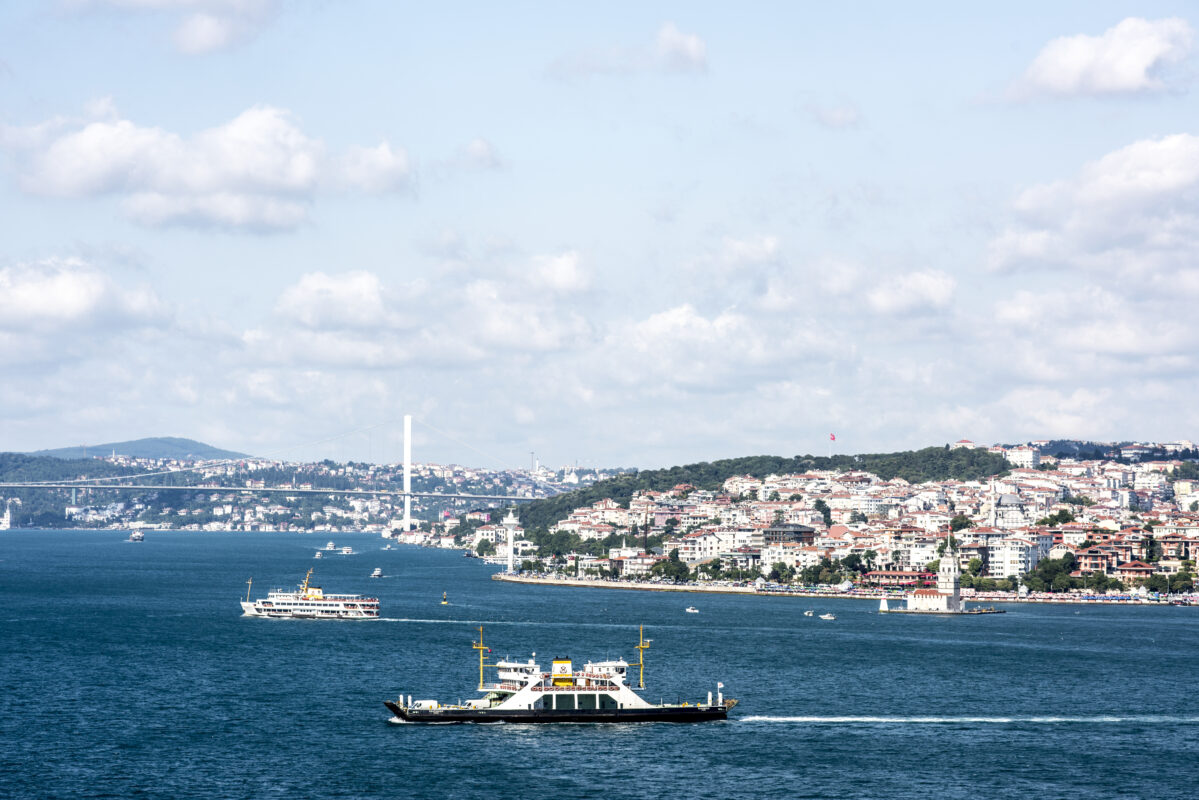 Krydstogtskib på Bosporus i Istanbul