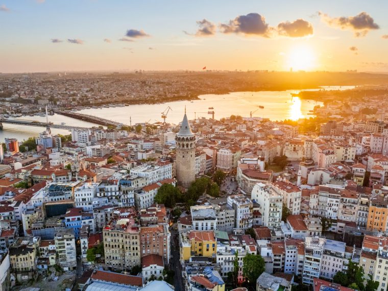 Istanbul ved solnedgang set fra luften