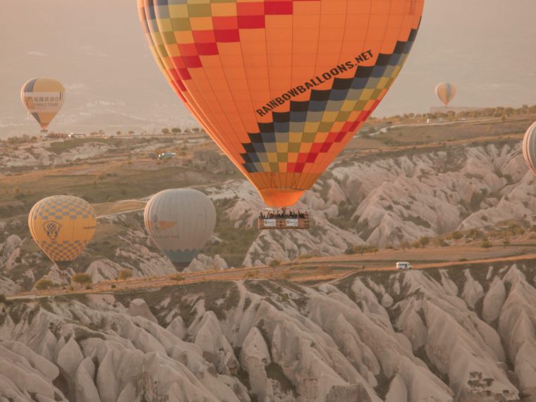 Solopgang med luftballoner over Cappadocia