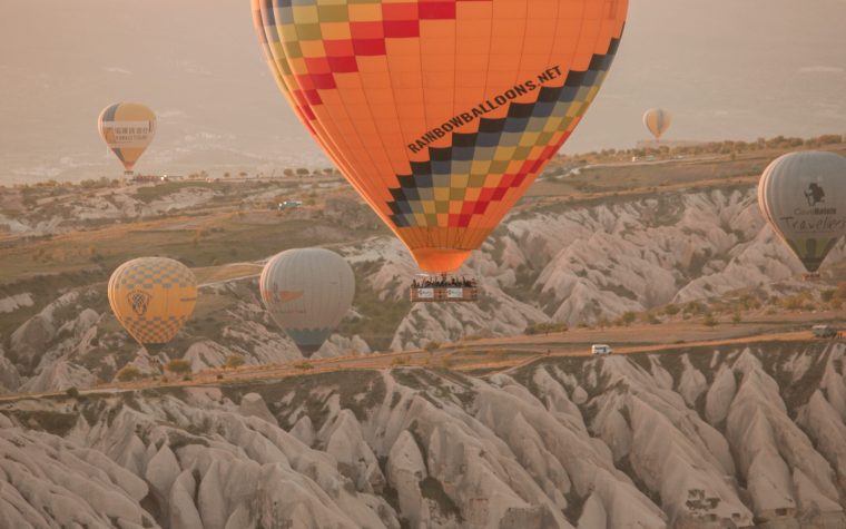 Solopgang med luftballoner over Cappadocia