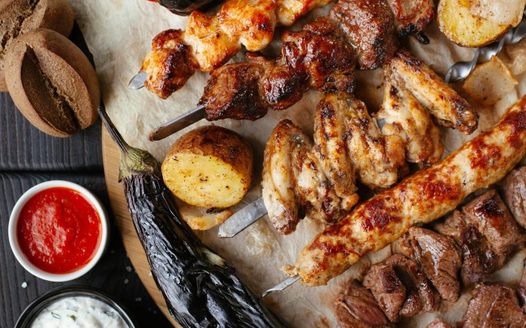 Tyrkiske mezzeretter og grillet kød på bord