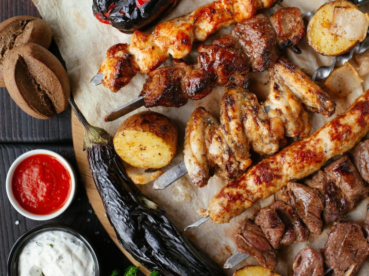 Tyrkiske mezzeretter og grillet kød på bord