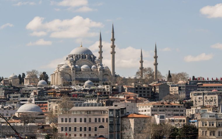Istanbul set fra vandet med moskeernes silhuet